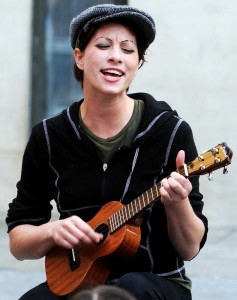 amanda-palmer-plays-ukelele